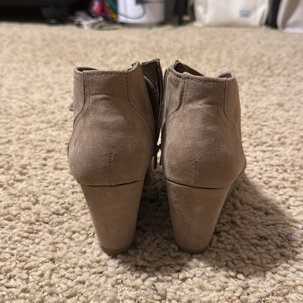 Universal Threads - size 9, women’s tan wedges - Picture 3 of 6